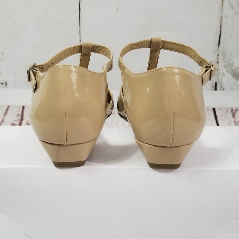 Women's Slightly Wedged Patent Flats - Picture 5 of 8